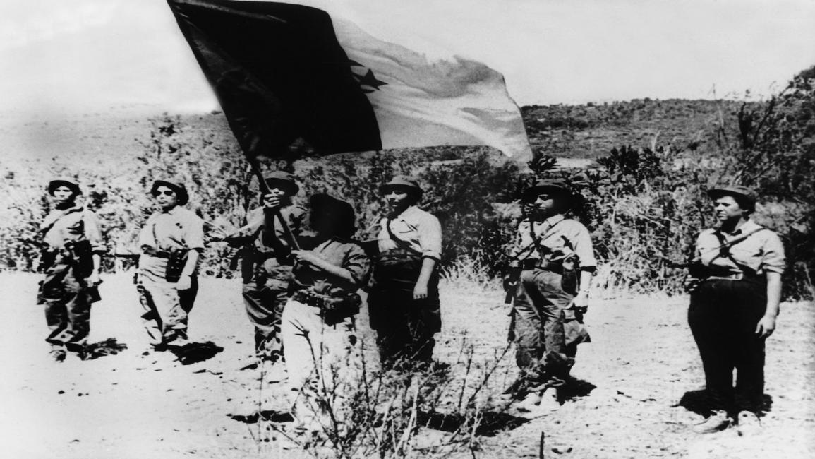 مفرزة من متطوعات جيش التحرير الوطني ، حوالي عام 1954/ Getty