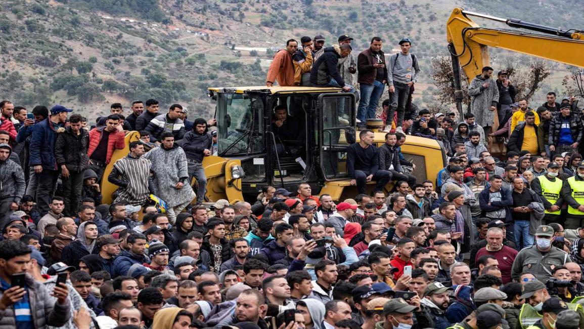 مغاربة يتابعون عمليات إنقاذ الطفل ريان أورام في إغران في ريف شفشاون (5/2/2022/فرانس برس)