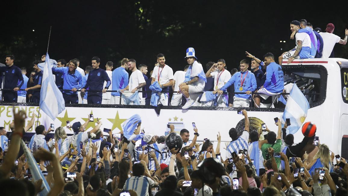 وجهت الجماهير التحية لأبطال كأس العالم 2022 (ماركو بينديجي/Getty)