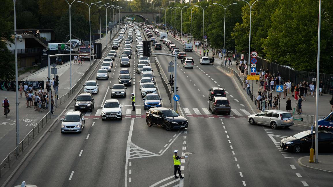 شرطيان وعشرات السيارات في العاصمة البولندية وارسو (Getty)