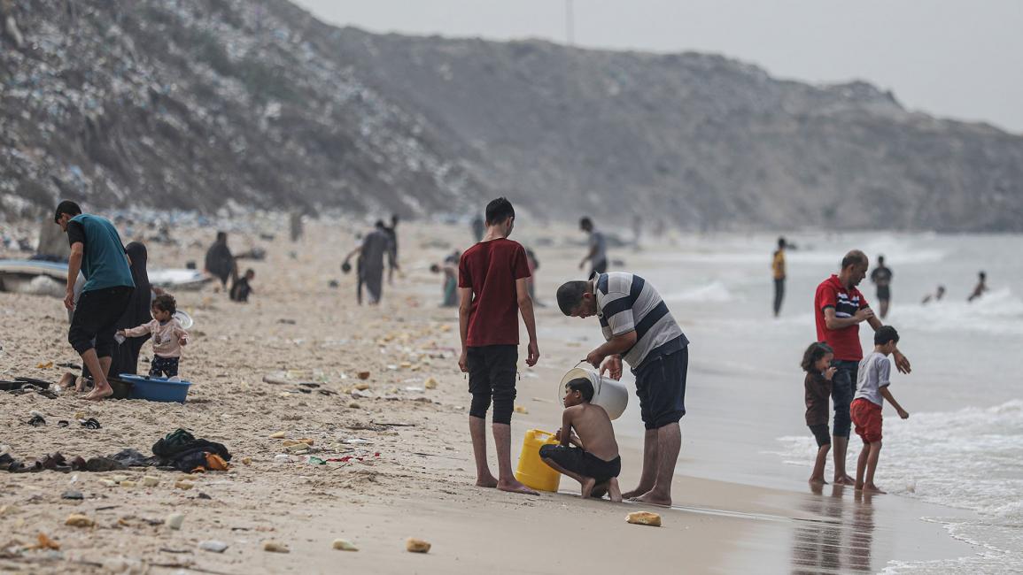 فلسطينيون يلجؤون إلى البحر جراء أزمة المياه بغزة