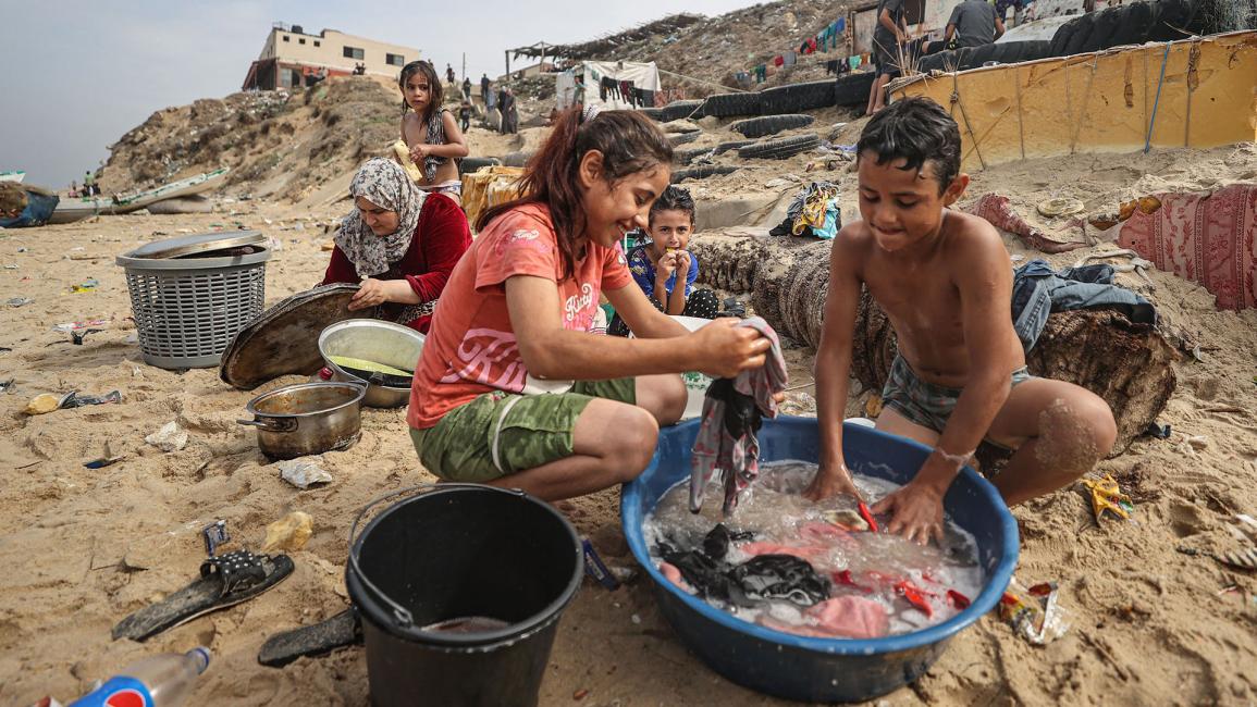 فلسطينيون يلجؤون إلى البحر جراء أزمة المياه بغزة