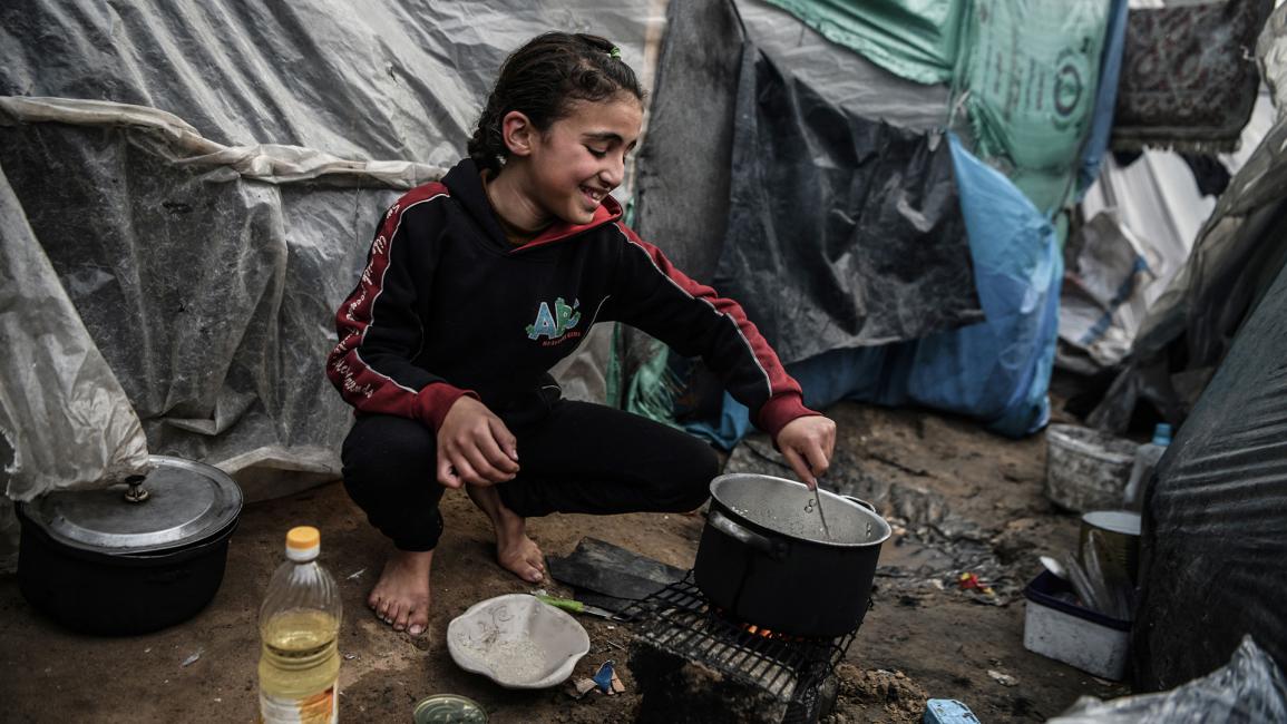 نازحون فلسطينيون في خيام رفح.. جوع وبرد وأمراض