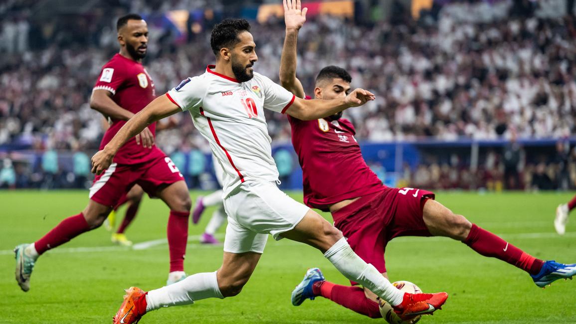 عانى الأردني موسى التعمري في المواجهة ضد منتخب قطر (ماركوس غيلر/Getty)