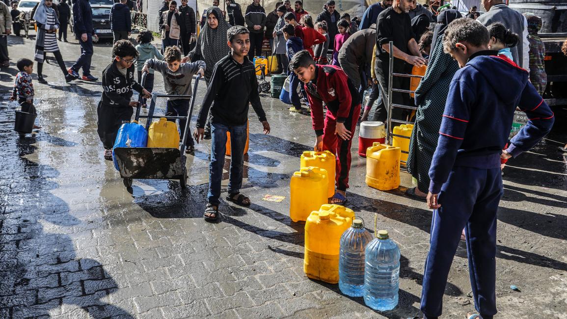 تفاقم معاناة النازحين في رفح: طوابير طويلة من أجل شربة ماء