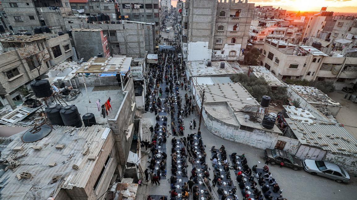 إفطار جماعي للفلسطينيين في شوارع رفح رغم الحرب على غزة