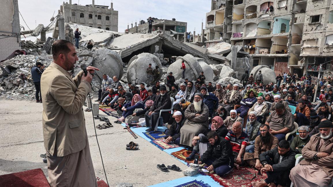 رغم الدمار.. فلسطينيون يؤدون صلاة الجمعة أمام أنقاض مسجد في رفح