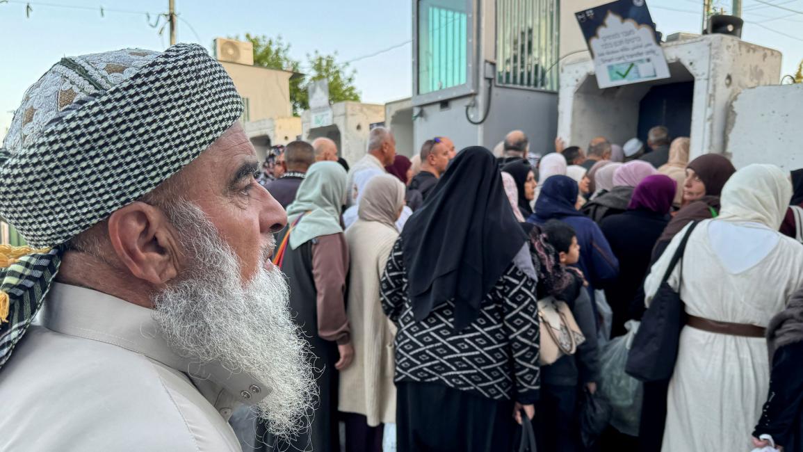 في آخر جمعة من رمضان.. مسنّون ينتظرون السماح لهم بدخول الأقصى