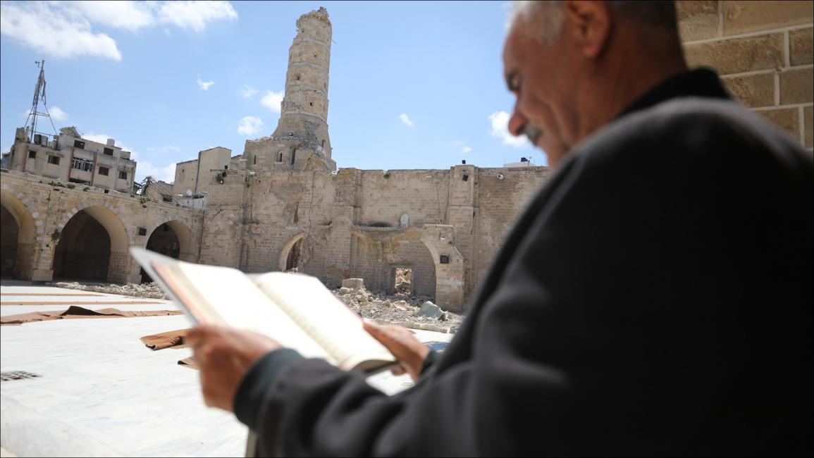 فلسطينيون يؤدون الصلاة على أنقاض المسجد الكبير في غزة