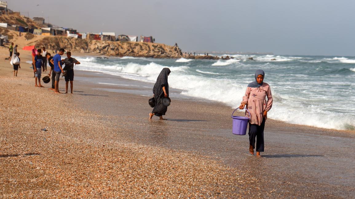 البحر أيضاً لتعبئة المياه (مجدي فتحي/ Getty)