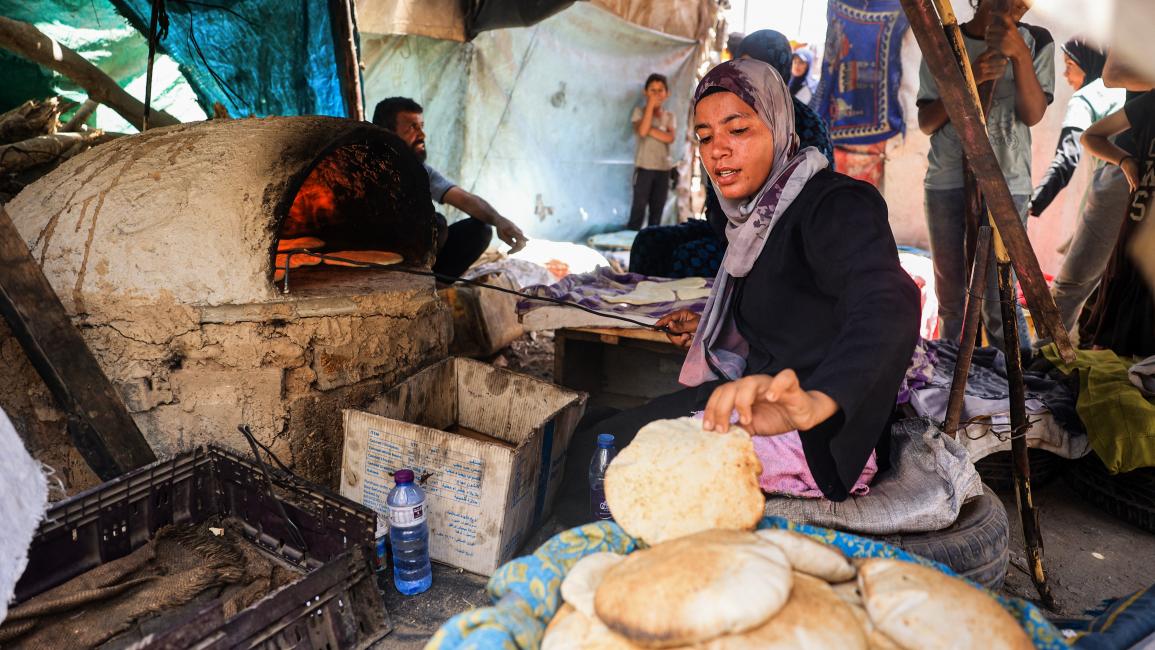 فرن تقليدي داخل خيمة نزوح في وسط غزة (إياد البابا/فرانس برس)