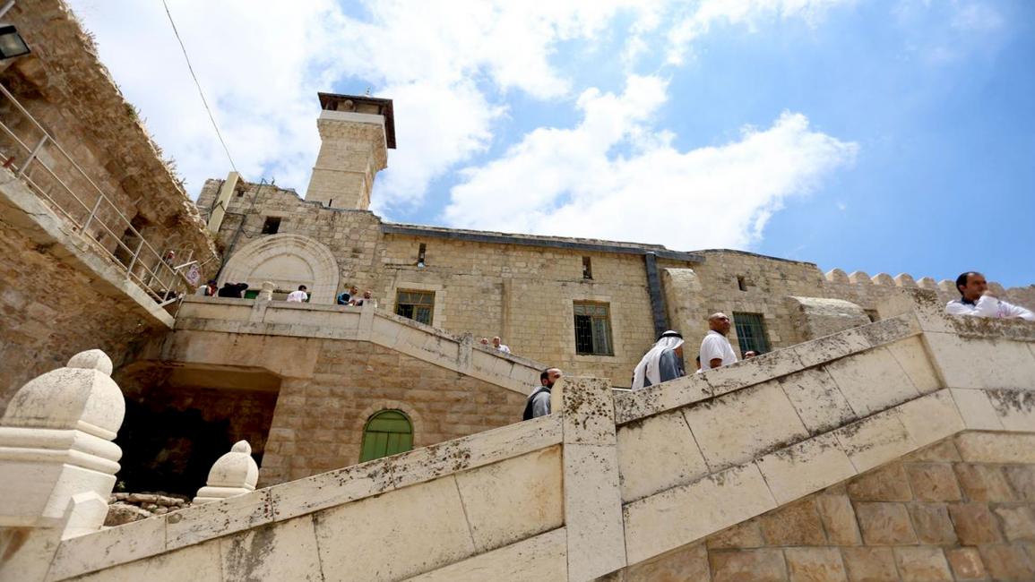 المسجد الإبراهيمي في الخليل.. فلسطينيون يصلّون تحت الحراب