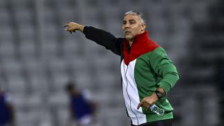 المدرب مكرم دبوب خلال مباراة لمنتخب فلسطين بتصفيات المونديال، 6 يونيو 2024 (نوشاد تيكايل/Getty) 