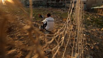 أحد الملاعب الفلسطينية المدمرة في فلسطين، نوفمبر 2012 (باتريك باز/Getty)