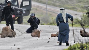 مسن فلسطيني يواجه جنود الاحتلال- فرانس برس