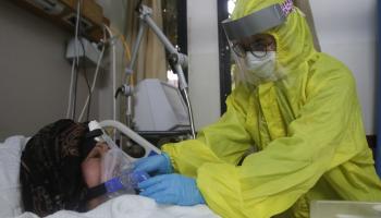 LEBANON-HEALTH-VIRUS A medic cares for a COVID-19 patient at the Sheikh Ragheb Harb hospital supported by the Iranian Red Crescent, in Lebanon's southern city of Nabatiyeh, on January 18, 2021. (Photo by Mahmoud ZAYYAT / AFP) (Photo by MAHMOUD ZAYYAT/AFP via Getty Images)