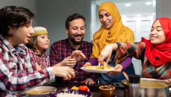 عائلة مسلمة مائدة إفطار في رمضان (جاسمين مردان/ Getty)