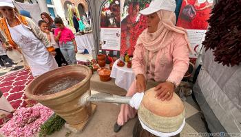 خلال عملية تقطير الورود (العربي الجديد)