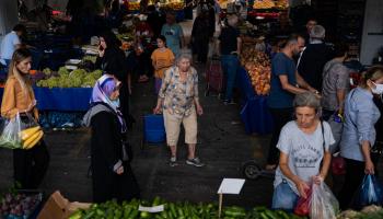 غلاء السلع يطارد المواطن التركي (getty)