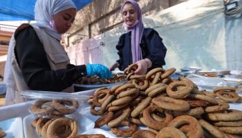 فلسطينيات يصنعن كعك العيد في رفح رغم القصف الإسرائيلي