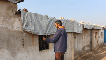 مساكن غير مسقوفة تسرب الأمطار على النازحين في الشمال السوري (العربي الجديد)