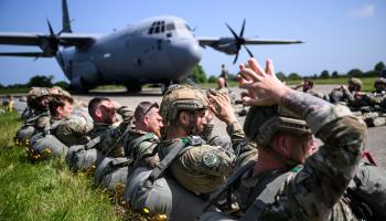 مظليون أميركيون وبلجيكيون قبل قفزهم من طائرة Lockheed C-130 Hercules في مطار شيربورغ، 5 يونيو 2024 (لويك فينانس/ فرانس برس)