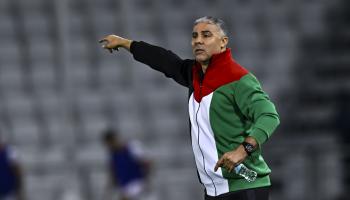 المدرب مكرم دبوب خلال مباراة لمنتخب فلسطين بتصفيات المونديال، 6 يونيو 2024 (نوشاد تيكايل/Getty) 