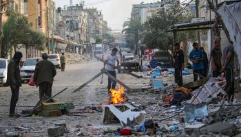 فلسطينيون بجانب منزل تعرض للقصف في رفح 20 مايو 2024 (Getty)