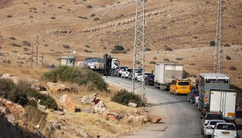 فلسطينيون ينتظرون على حاجز إسرائيلي شمالي الضفة الغربية / الأغوار 11 أغسطس 2024 (Getty)