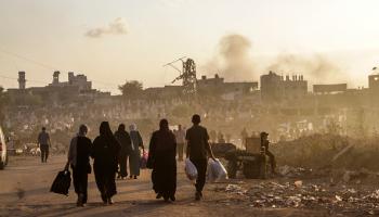 حرب غزة \ فلسطينيون يسيرون في شارع بغزة، 2024/10/17 (Getty)