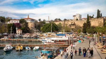 سياح بمدينة أنطاليا التركية، (آندي سولومون/ getty)