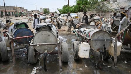 عربات بدائية لبيع المياه في بورتسودان (فرانس برس)