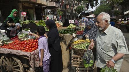 المواطنون يئنون من قفزات أسعار السلع الضرورية (خالد دسوقي/ فرانس برس)