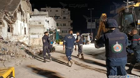 عناصر أفواج الإطفاء الفلسطينية في لبنان خلال عمليات إنقاذ (العربي الجديد)